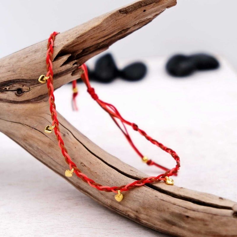 Βραχιόλι ποδιού από κορδόνια και καρδούλες