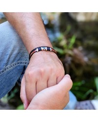 Δερμάτινο ανδρικό βραχιόλι με μάτι από σμάλτο και μαγνητικό κούμπωμα Δερμάτινο ανδρικό βραχιόλι με επάργυρα μεταλλικά στοιχεία και μαγνητικό κούμπωμα