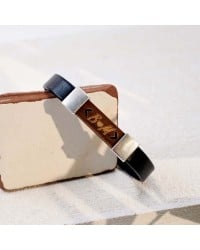 Δερμάτινο ανδρικό βραχιόλι με χάραξη Δερμάτινο ανδρικό βραχιόλι με επάργυρα μεταλλικά στοιχεία και χάραξη