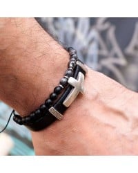 Δερμάτινο ανδρικό βραχιόλι με επάργυρο σταυρό Δερμάτινο ανδρικό βραχιόλι με μεταλλικά στοιχεία και επάργυρο σταυρό