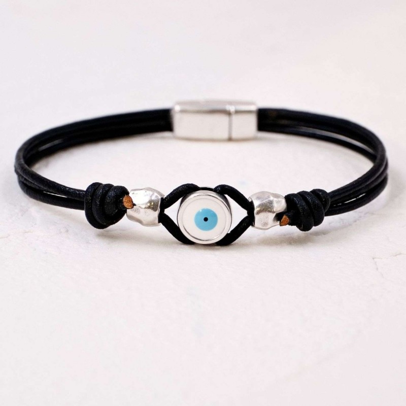 Δερμάτινο ανδρικό βραχιόλι με μάτι από σμάλτο Μαύρο δερμάτινο ανδρικό βραχιόλι με επάργυρα μεταλλικά στοιχεία και μάτι από σμάλτο