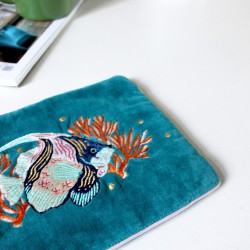 Τσαντάκι clutch Coral από μαλακό βελούδο κεντημένο με χάντρες και πούλιες