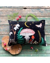 Μαξιλάρι Forage Black Velvet με κέντημα Μαξιλάρι Forage Black Velvet με κέντημα