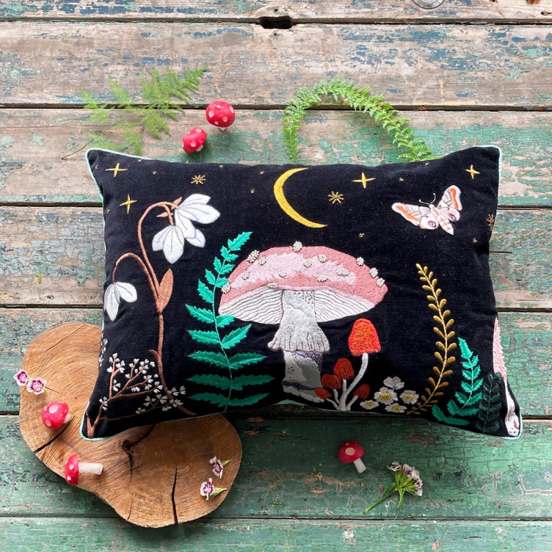Μαξιλάρι Forage Black Velvet με κέντημα Μαξιλάρι Forage Black Velvet με κέντημα