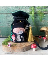 Τσαντάκι Πουγκί Forage Black Τσαντάκι-πουγκί με κορδόνι Forage από μαλακό βελούδο κεντημένο με πούλιες