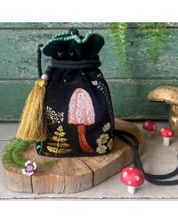 Τσαντάκι Πουγκί Forage Black Τσαντάκι-πουγκί με κορδόνι Forage από μαλακό βελούδο κεντημένο με πούλιες