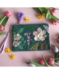 Τσαντάκι Clutch Posy Teal από μαλακό βελούδο κεντημένο με φλοράλ παραστάσεις Τσαντάκι Clutch Posy Teal από μαλακό βελούδο κεντημένο με φλοράλ παραστάσεις