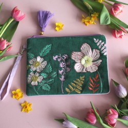 Τσαντάκι Clutch Posy Teal από μαλακό βελούδο κεντημένο με φλοράλ παραστάσεις