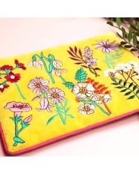 Τσαντάκι Clutch Posy Yellow από μαλακό βελούδο κεντημένο με φλοράλ παραστάσεις Τσαντάκι Clutch Posy Yellow από μαλακό βελούδο κεντημένο με φλοράλ παραστάσεις