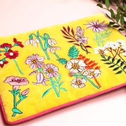 Τσαντάκι Clutch Posy Yellow από μαλακό βελούδο κεντημένο με φλοράλ παραστάσεις