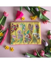 Τσαντάκι Clutch Posy Yellow από μαλακό βελούδο κεντημένο με φλοράλ παραστάσεις Τσαντάκι Clutch Posy Yellow από μαλακό βελούδο κεντημένο με φλοράλ παραστάσεις
