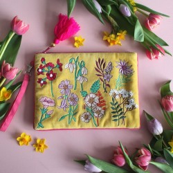 Τσαντάκι Clutch Posy Yellow από μαλακό βελούδο κεντημένο με φλοράλ παραστάσεις
