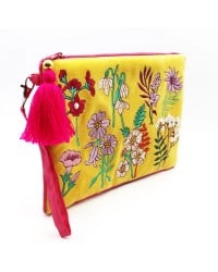 Τσαντάκι Clutch Posy Yellow από μαλακό βελούδο κεντημένο με φλοράλ παραστάσεις Τσαντάκι Clutch Posy Yellow από μαλακό βελούδο κεντημένο με φλοράλ παραστάσεις
