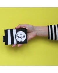 Μικρό πορτοφόλι Beatles με την εμβληματική σιλουέτα των Beatles που διασχίζουν την Abbey Road Μικρό πορτοφόλι Beatles με την εμβληματική σιλουέτα των Beatles που διασχίζουν την Abbey Road