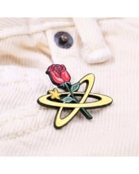 Μεταλλική καρφίτσα Rose Planet Μεταλλική καρφίτσα Rose Planet με σμάλτο υψηλής ποιότητας