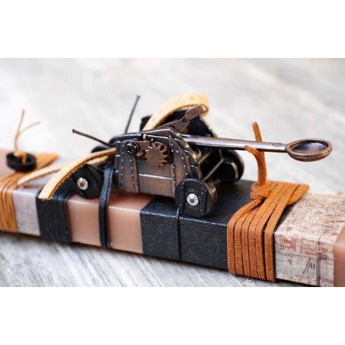 Λαμπάδα με Ξύστρα - Καταπέλτη για αγόρια & άνδρες - Χονδρική Λαμπάδα για αγόρια και άνδρες με vintage ξύστρα - καταπέλτη από ορείχαλκο