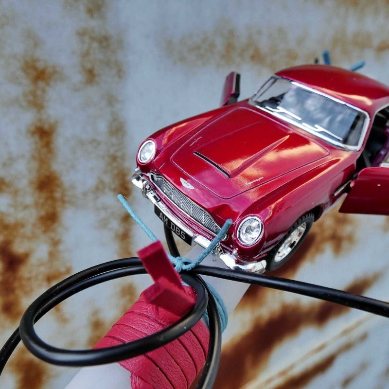 Λαμπάδα με αυτοκινητάκι Aston Martin Λαμπάδα με αυτοκινητάκι Aston Martin