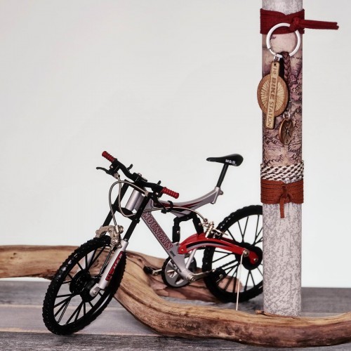 Αγορίστικη λαμπάδα με χειροποίητο μπρελόκ από δέρμα και μεταλλικό ποδήλατο mountain bike 