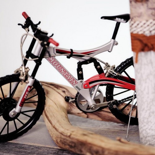 Αγορίστικη λαμπάδα με χειροποίητο μπρελόκ από δέρμα και μεταλλικό ποδήλατο mountain bike 