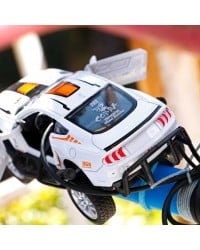 Λαμπάδα με Αγωνιστικό SUV Λευκό Χειροποίητη λαμπάδα για αγόρια με μεταλλικό αγωνιστικό αυτοκινητάκι SUV δεμένο με σουέντ και κορδόνια