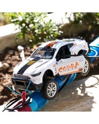 Λαμπάδα με Αγωνιστικό SUV Λευκό Χειροποίητη λαμπάδα για αγόρια με μεταλλικό αγωνιστικό αυτοκινητάκι SUV δεμένο με σουέντ και κορδόνια