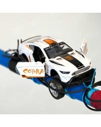 Λαμπάδα με Αγωνιστικό SUV Λευκό Χειροποίητη λαμπάδα για αγόρια με μεταλλικό αγωνιστικό αυτοκινητάκι SUV δεμένο με σουέντ και κορδόνια