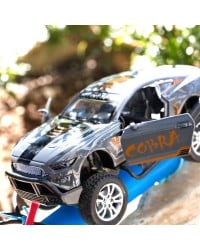 Λαμπάδα με Αγωνιστικό SUV Γκρι Χειροποίητη λαμπάδα για αγόρια με μεταλλικό αγωνιστικό αυτοκινητάκι SUV δεμένο με σουέντ και κορδόνια