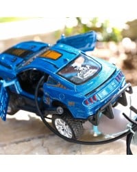 Λαμπάδα με Αγωνιστικό SUV Μπλε Χειροποίητη λαμπάδα για αγόρια με μεταλλικό αγωνιστικό αυτοκινητάκι SUV δεμένο με σουέντ και κορδόνια