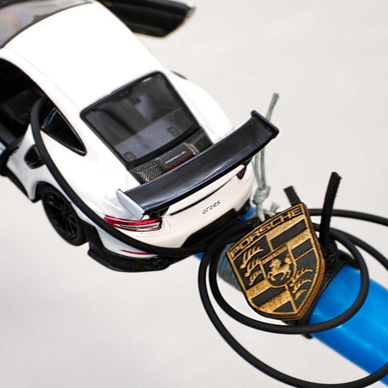 Λαμπάδα Porsche Carrera Λευκή Χειροποίητη λαμπάδα για αγόρια με μεταλλικό αγωνιστικό αυτοκινητάκι Porsche δεμένο με σουέντ και κορδόνια