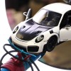 Λαμπάδα Porsche Carrera Λευκή Χειροποίητη λαμπάδα για αγόρια με μεταλλικό αγωνιστικό αυτοκινητάκι Porsche δεμένο με σουέντ και κορδόνια