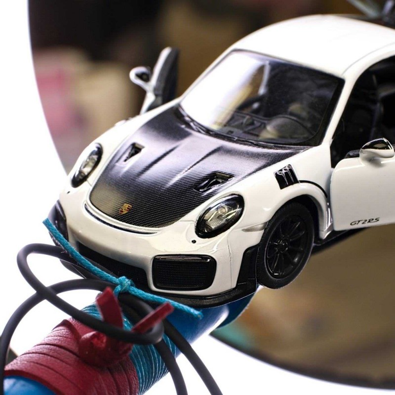 Λαμπάδα Porsche Carrera Λευκή Χειροποίητη λαμπάδα για αγόρια με μεταλλικό αγωνιστικό αυτοκινητάκι Porsche δεμένο με σουέντ και κορδόνια