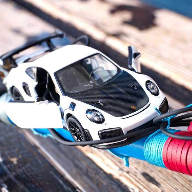 Λαμπάδα Porsche Carrera Λευκή Χειροποίητη λαμπάδα για αγόρια με μεταλλικό αγωνιστικό αυτοκινητάκι Porsche δεμένο με σουέντ και κορδόνια