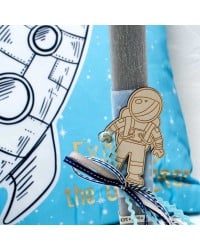 Σετ Λαμπάδα & Μαξιλάρι Space Σετ λαμπάδα για μωρά με θέμα το διάστημα και διακοσμητικό μαξιλάρι
