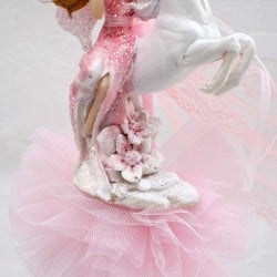 Λαμπάδα Fairy & the Unicorn Κοριτσίστικη χειροποίητη λαμπάδα με κεραμική νεράιδα πάνω σε μονόκερο και τούλι