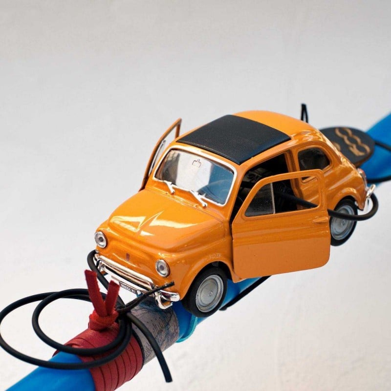 Χειροποίητη λαμπάδα για αγόρια με αυτοκίνητο Fiat 500 δεμένο με σουέντ κορδόνια