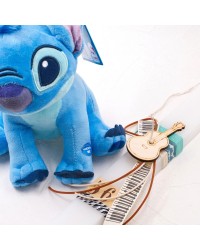 Σετ λαμπάδα με λούτρινο Stitch Σετ λαμπάδα για αγόρια με ξύλινη κιθάρα, κορδέλες και λούτρινο Stitch