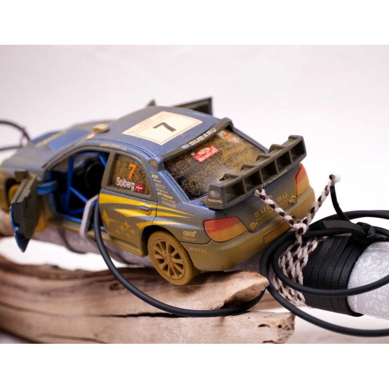 Λαμπάδα με Αγωνιστικό Subaru Impreza για αγόρια Χειροποίητη λαμπάδα για αγόρια με μεταλλικό αγωνιστικό αυτοκινητάκι subaru impreza δεμένο με σουέντ και κορδόνια
