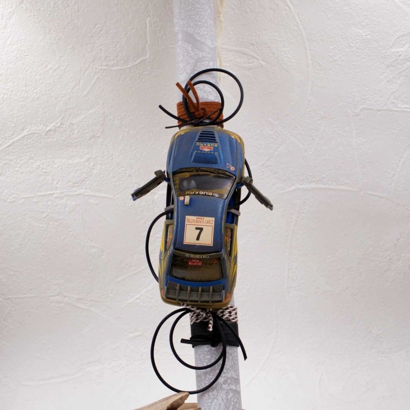 Λαμπάδα με Αγωνιστικό Subaru Impreza για αγόρια Χειροποίητη λαμπάδα για αγόρια με μεταλλικό αγωνιστικό αυτοκινητάκι subaru impreza δεμένο με σουέντ και κορδόνια