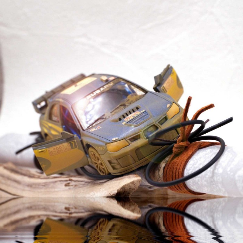 Λαμπάδα με Αγωνιστικό Subaru Impreza για αγόρια Χειροποίητη λαμπάδα για αγόρια με μεταλλικό αγωνιστικό αυτοκινητάκι subaru impreza δεμένο με σουέντ και κορδόνια