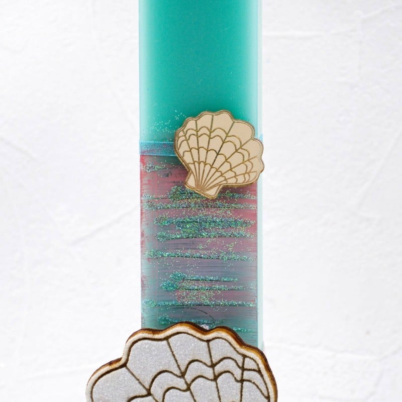 Λαμπάδα με Κολιέ Ουρά Ψαριού Λαμπάδα με κολιέ Ουρά Ψαριού και μαγνητικό ταμπελάκι