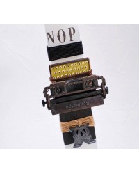 Λαμπάδα με Ξύστρα-Γραφομηχανή Λαμπάδα με αρωματικό πλακέ κερί και ξύστρα-γραφομηχανή