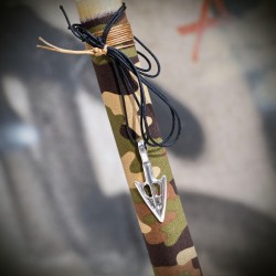 Ανδρική λαμπάδα με κολιέ από κορδόνι και βέλος 