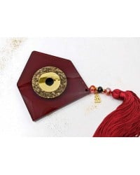 Χειροποίητο γούρι με στοιχείο πλέξιγκλας, κρύσταλλα και φούντα Χειροποίητο γούρι 2025 με στοιχείο πλέξιγκλας, κρύσταλλα και φούντα