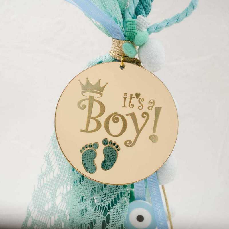 Χειροποίητο κρεμαστό γούρι για νεογέννητο αγοράκι από πλέξιγκλας με χάραξη 