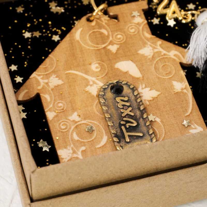 Γούρι 2025 Σπιτάκι σε κουτί Χειροποίητο γούρι 2025 με ξύλινο σπιτάκι με ευχές σε κουτί συσκευασίας