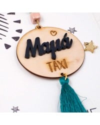 Χειροποίητο γούρι αυτοκινήτου για τη μαμά Χειροποίητο γούρι αυτοκινήτου για τη μαμά με ξύλινο στοιχείο και φούντα