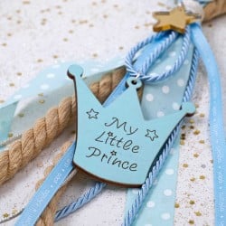 Χειροποίητο γούρι για νεογέννητο αγοράκι με ξύλινη κορώνα και κορδέλες