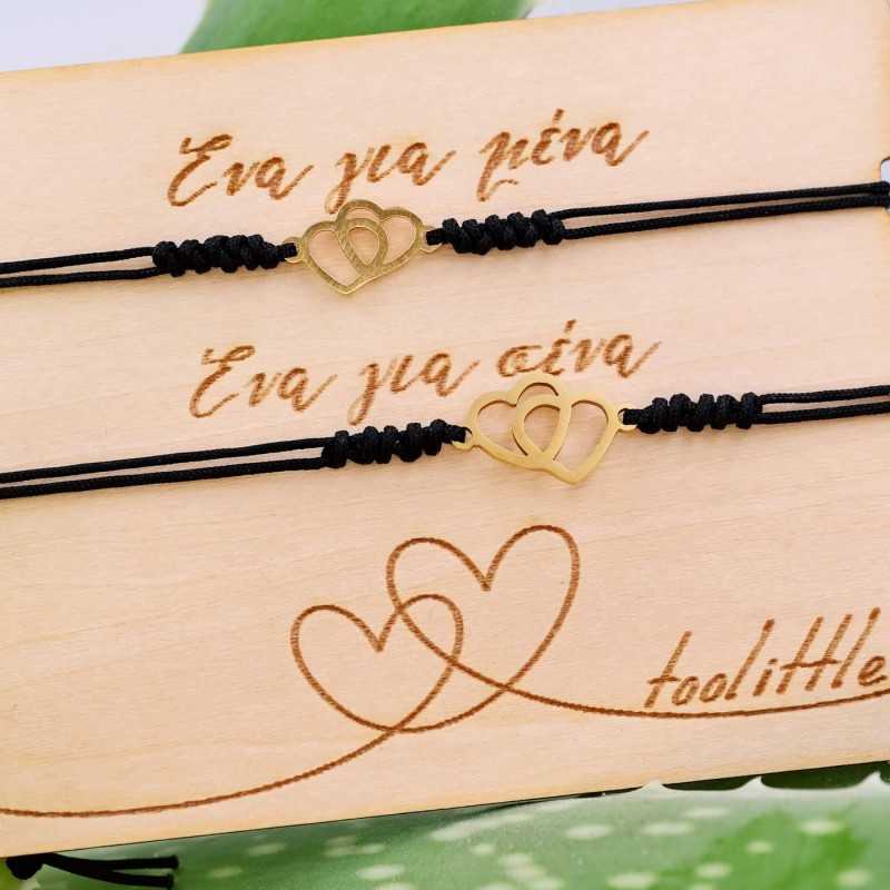 Βραχιόλια μακραμέ με καρδούλες για μαμά και κόρη σε διακοσμητικό ταμπελάκι