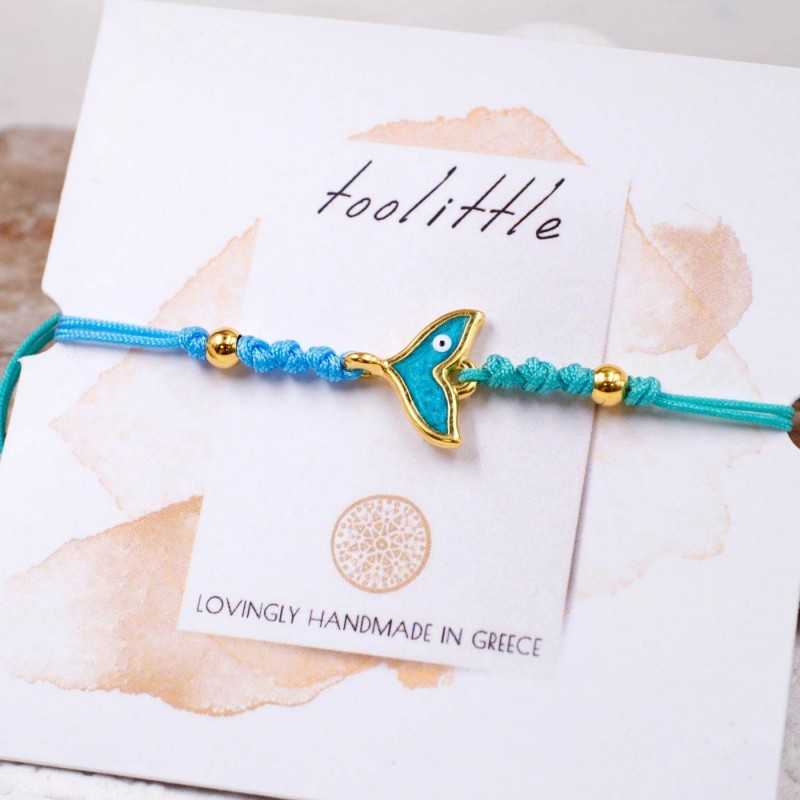 Macrame bracelet with enamelled fishtail Handmade macrame bracelet with gold-plated metal parts and enamelled fishtail
