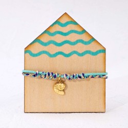 Handmade macrame bracelet with metallic sea shell